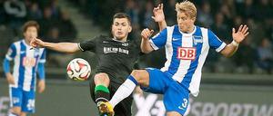 Ceyhun Gülselam von Hannover 96 im Zweikampf mit Herthas Per Ciljan Skjelbred.