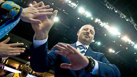 Ob Handauflegen hilft? Sasa Obradovic (r.) fordert mehr Ruhe von seinen Spielern.