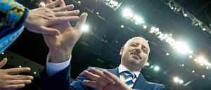 Ob Handauflegen hilft? Sasa Obradovic (r.) fordert mehr Ruhe von seinen Spielern.