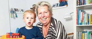 Omi im Dienst. Elke Samorey und Max beim Spielen.