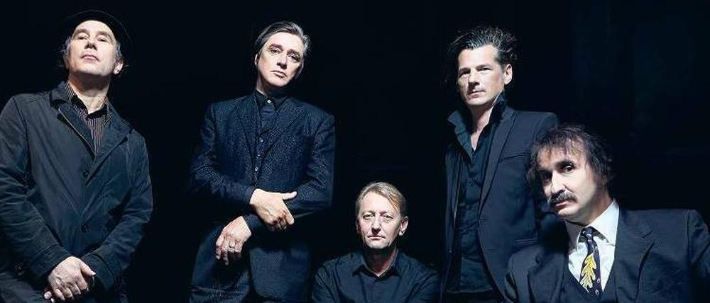 Helden des Lärms. Blixa Bargeld (2.v.l.) und seine Mitstreiter Rudolf Moser, Jochen Arbeit, N.U. Unruh und Alexander Hacke.