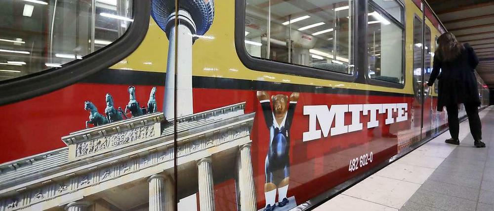 Der Jubiläumszug der S-Bahn zum Mauerfall vor 25 Jahren.