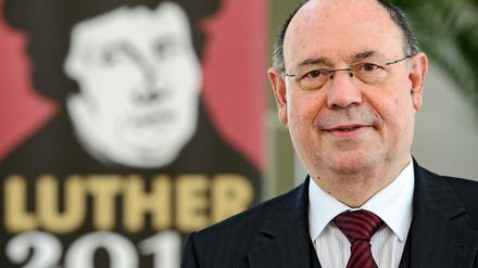 Der EKD-Ratsvorsitzende Nikolaus Schneider, im Hintergrund Martin Luther