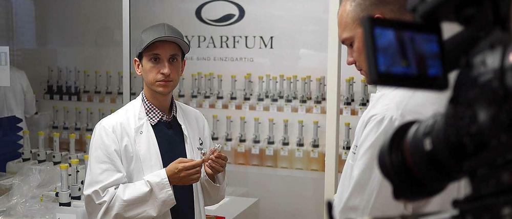 Im Labor. Moderator Chris Guse besucht unter anderem auch MyParfum