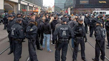 Obwohl eine Demonstration der sogenannten "Hooligans gegen Salafisten" abgesagt wurde, haben vereinzelt angereiste Hooligans und Rechtsextreme sich am Alexanderplatz Auseinandersetzungen mit linken Gegendemonstranten geliefert. 