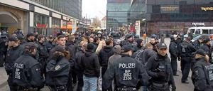 Obwohl eine Demonstration der sogenannten "Hooligans gegen Salafisten" abgesagt wurde, haben vereinzelt angereiste Hooligans und Rechtsextreme sich am Alexanderplatz Auseinandersetzungen mit linken Gegendemonstranten geliefert. 