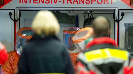 Ein an Ebola erkrankter Patient wird am 3. Oktober mit einem speziellen Krankenwagen zur Isolierstation der Uniklinik in Frankfurt am Main gebracht.