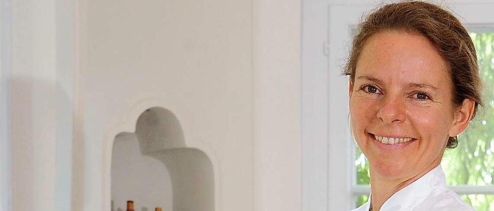 Herausgeputzt. Sonja Frühsammer hat ihre Kochlehre einst bei Siemens absolviert und danach nur in einem Restaurant gearbeitet. Nun ist sie die erste besternte Berliner Küchenchefin.