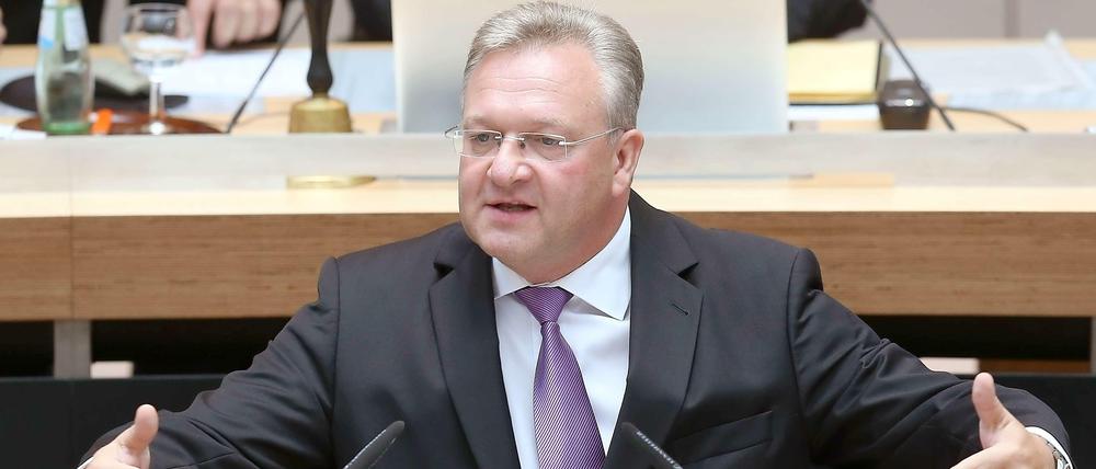 Gegen Innensenator Frank Henkel wurde ein Strafantrag gestellt.