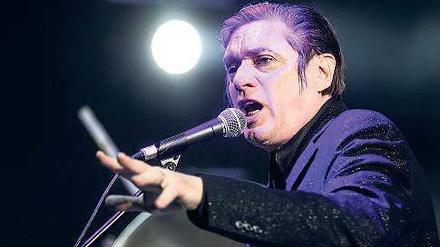 Chefdenker. Sänger Blixa Bargeld imitiert Tierstimmen und wirft sich in Marlene-Dietrich-Fummel.