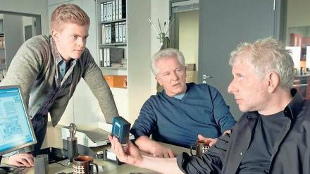 Fahr doch schon mal den Wagen vor. Die Namen der Münchner „Tatort“-Kommissare Franz Leitmayr (Udo Wachtveitl, r.) und Ivo Batic (Miroslav Nemec, Mitte) stammen aus den 90er Jahren. Assistent Kalli (Ferdinand Hofer) ist dagegen frisch getauft.