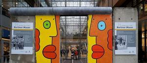 Einkauf und Erinnerung. Viele Geschäfte öffnen am Sonntag, die Potsdamer-Platz-Arkaden zeigen außerdem eine Ausstellung zum Mauerfall. 