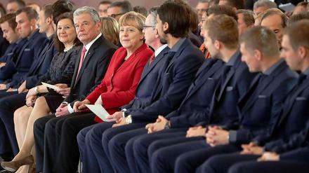 Die deutsche Nationalmannschaft wurde im Schloss Bellevue für den Titel bei der Fußball-Weltmeisterschaft 2014 in Brasilien mit dem Silbernen Lorbeerblatt geehrt. Mit dabei: Bundespräsident Joachim Gauck (l-r), Bundeskanzlerin Angela Merkel und Bundesinnenminister Thomas de Maizière. 