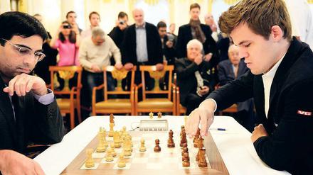 Läufer im Kopf. Bereits vergangenes Jahr traten Viswanathan Anand (links) und Magnus Carlsen bei der Schach-WM gegeneinander an. In diesem Jahr scheint der Inder besser vorbereitet.