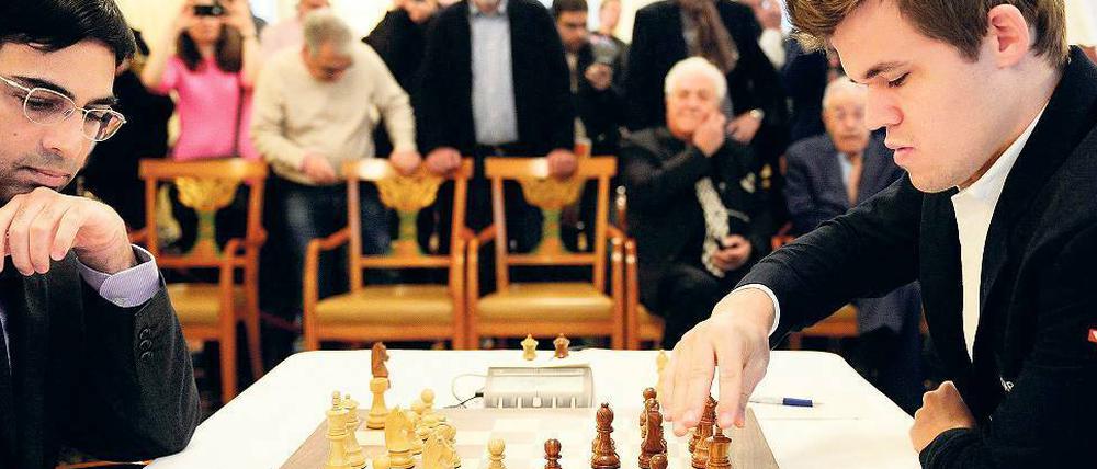Läufer im Kopf. Bereits vergangenes Jahr traten Viswanathan Anand (links) und Magnus Carlsen bei der Schach-WM gegeneinander an. In diesem Jahr scheint der Inder besser vorbereitet.