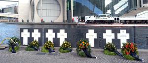 Darf man die Mauertoten - hier die Gedenkkreuze am Reichstag - gegen die Opfer an den EU-Außengrenzen aufwiegen? Das wird derzeit in Berlin diskutiert.