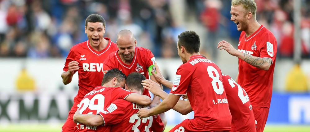 Grenzenloser Jubel beim Aufsteiger: Der 1. FC Köln entschied das Torfestival in Hoffenheim für sich.