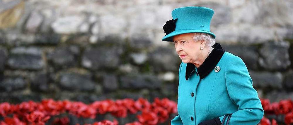 Queen Elizabeth II besucht eine Installation am Tower of London. Mit rotem Mohn aus Keramik erinnern die Briten an den Ersten Weltkrieg.
