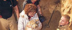 Gerettet. Skipper in den Armen seines Frauchens.