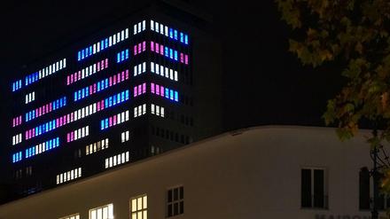 Was leuchtet denn da? Das Hochhaus im Ku'damm-Karree bei Nacht.