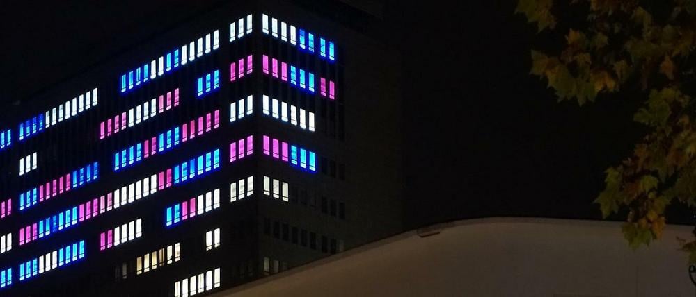 Was leuchtet denn da? Das Hochhaus im Ku'damm-Karree bei Nacht.
