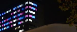 Was leuchtet denn da? Das Hochhaus im Ku'damm-Karree bei Nacht.
