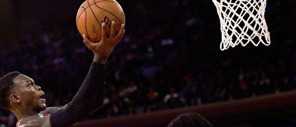 Dennis Schröder (l.) glänzte gegen die New York Knicks mit 14 Punkten.