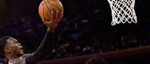 Dennis Schröder (l.) glänzte gegen die New York Knicks mit 14 Punkten.