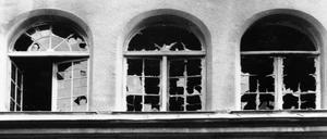 Die zerstörten Fenster der Kieler Synagoge nach der Reichspogromnacht am 9. November 1938. 