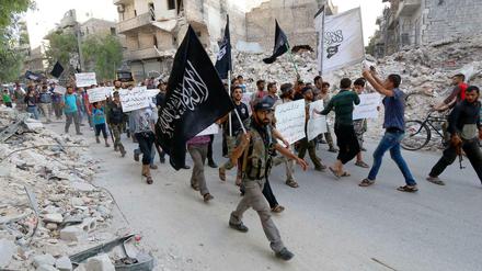 Die Al-Nusra-Front marschiert im syrischen Aleppo.
