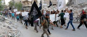 Die Al-Nusra-Front marschiert im syrischen Aleppo.