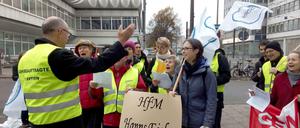 Lehrbeauftragte singen vor der Berliner Senatsverwaltung für Wissenschaft: Ein Beschwerdechor frei nach Beethoven.