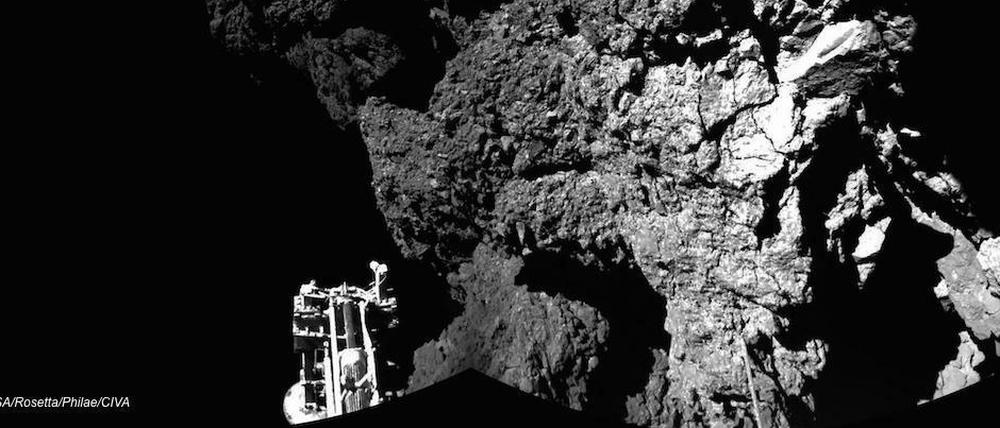 Komet ganz nah. Diese Aufnahme von Philae zeigt die Oberfläche des Kometen "Tschuri". Es wurde zusammengesetzt aus zwei einzelnen Aufnahmen.