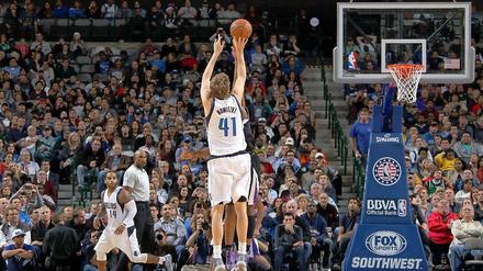 Wurf in die Geschichte. Gegen die Sacramento Kings überholt Dirk Nowitzki Hakeem Olajawon als besten ausländischen Scorer der NBA.