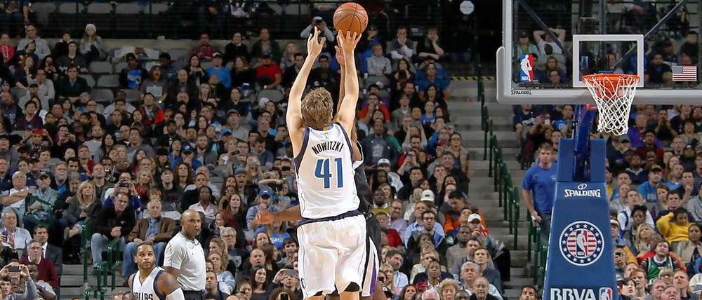Wurf in die Geschichte. Gegen die Sacramento Kings überholt Dirk Nowitzki Hakeem Olajawon als besten ausländischen Scorer der NBA.