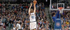 Wurf in die Geschichte. Gegen die Sacramento Kings überholt Dirk Nowitzki Hakeem Olajawon als besten ausländischen Scorer der NBA.