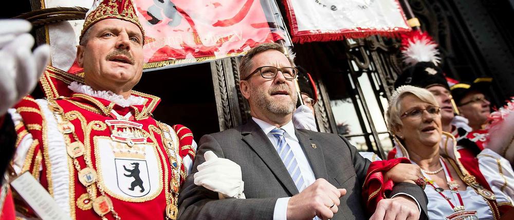 Untergehakt. Bezirksbürgermeister Reinhard Naumann (SPD) schunkelte vor dem Rathaus mit den Jecken.