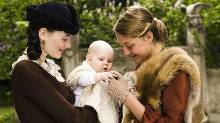 Im Schatten der Diktatur: Eine Szene aus dem Film mit Maria (Lola Dockhorn) und Lea (Maria Ehrich).
