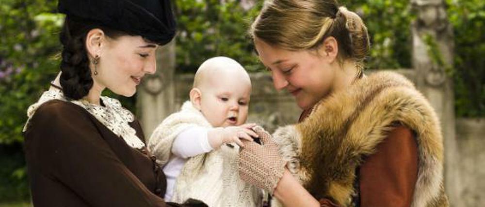 Im Schatten der Diktatur: Eine Szene aus dem Film mit Maria (Lola Dockhorn) und Lea (Maria Ehrich).