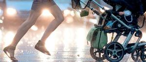 Immer in Eile. Von der Arbeit zur Kita und wieder zurück – die tägliche Hetze macht berufstätigen Eltern zu schaffen. Die Autorinnen des neuen Buchs „Die Alles ist möglich-Lüge“ plädieren für andere Arbeitszeitmodelle. 