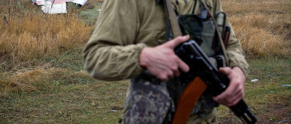 Ein prorussischer Separatist bewacht am Montag die Absturzstelle von MH17.