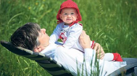 Zeit für den Nachwuchs. Viele Männer würden gerne ihre Arbeitszeit reduzieren, um sich ihren Kindern widmen zu können.