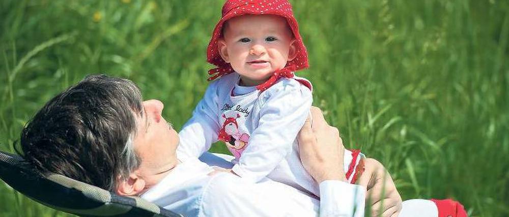 Zeit für den Nachwuchs. Viele Männer würden gerne ihre Arbeitszeit reduzieren, um sich ihren Kindern widmen zu können.