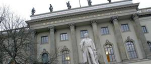 Das Bild zeigt eine schräge fotografische Perspektive auf das Hauptgebäude der Humboldt-Universität.