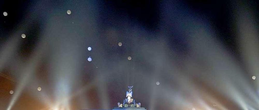 Nur an wenigen Stellen waren die schwebenden Ballons so gut zu sehen wie am Brandenburger Tor. Aber sie flogen ziemlich weit: Eine am Ballon befestigte Karte wurde in der Schorfheide gefunden. 