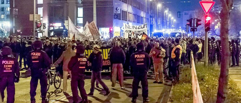 Brennpunkt Marzahn. Bei den Protesten gegen die Unterbringung von Flüchtlingen – hier ein Foto von Anfang dieser Woche – sind laut Verfassungsschutz Neonazis die treibenden Kräfte. Sie versuchen, die Sorgen vieler Bürger politisch auszunutzen.