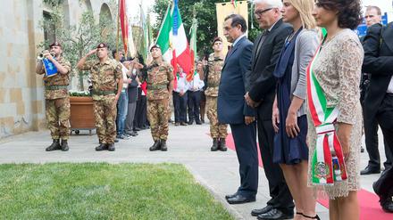 Gedenken ja, entschädigen nein: Die Außenminister Steinmeier und Federica Mogherini (2.v.r.) im Sommer in Civitella, dem Ort eines deutschen Massakers vor 70 Jahren.