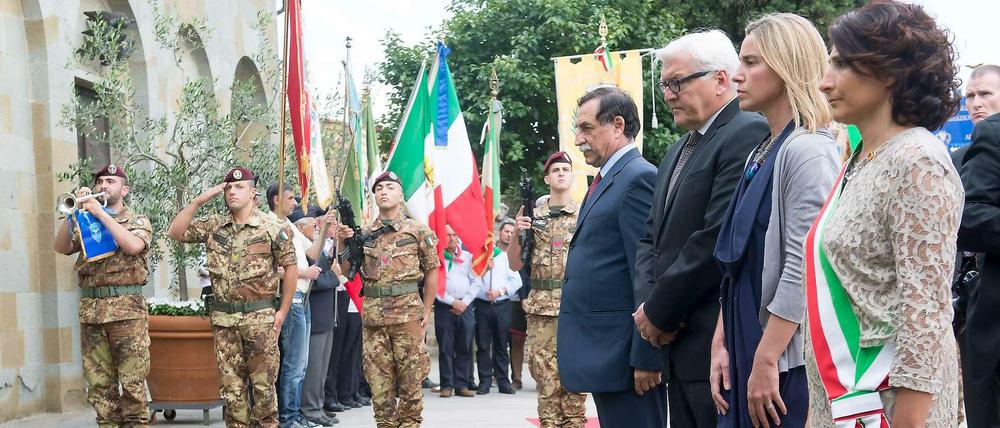 Gedenken ja, entschädigen nein: Die Außenminister Steinmeier und Federica Mogherini (2.v.r.) im Sommer in Civitella, dem Ort eines deutschen Massakers vor 70 Jahren.
