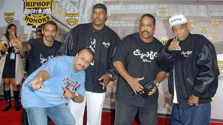 Die Sugarhill Gang bei einer Preisverleihung. Henry Lee Jackson alias Big Bank Hank (rechts).