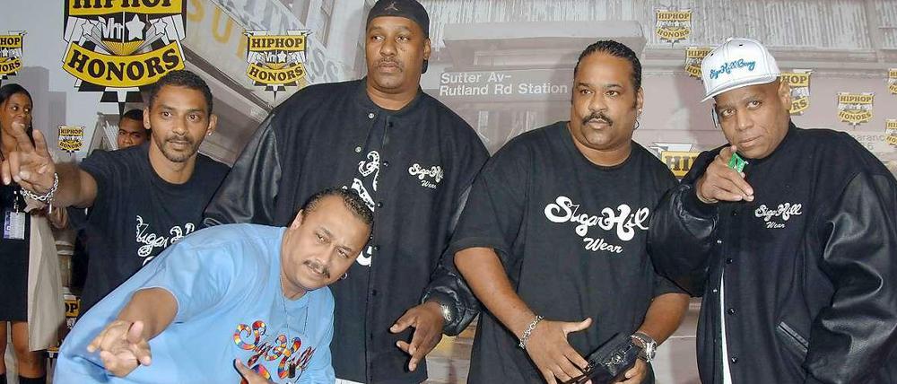 Die Sugarhill Gang bei einer Preisverleihung. Henry Lee Jackson alias Big Bank Hank (rechts).